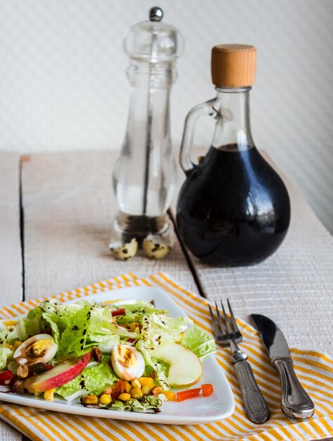 Salada verde com ovos de codorna, milho e maçã doce