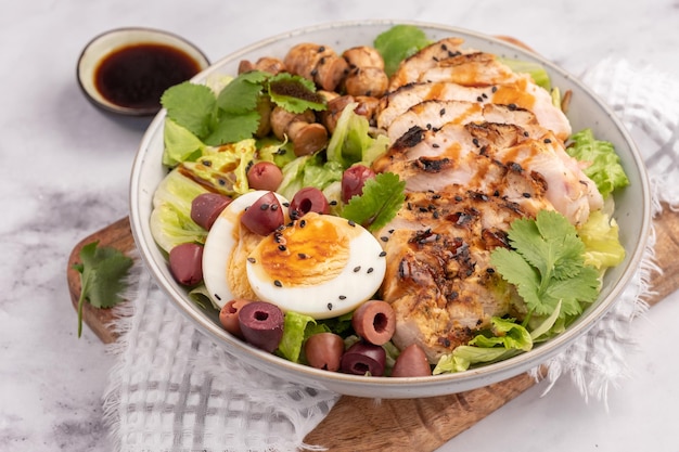 Salada verde com peito de frango assado