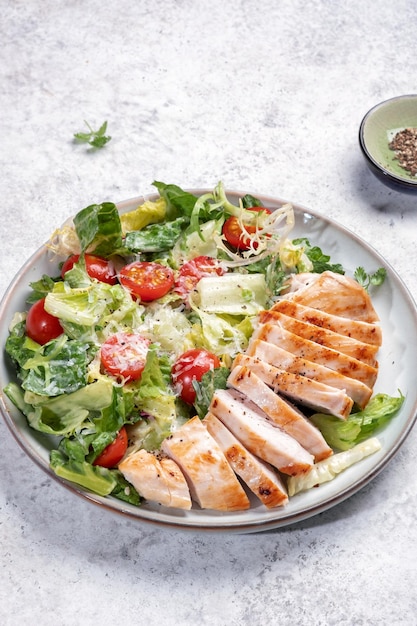 Salada verde com peito de frango grelhado