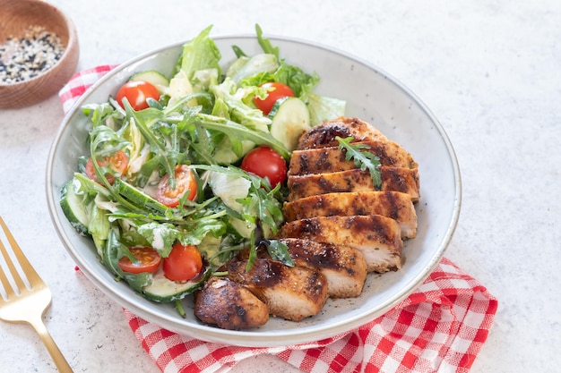 Salada verde com peito de frango grelhado