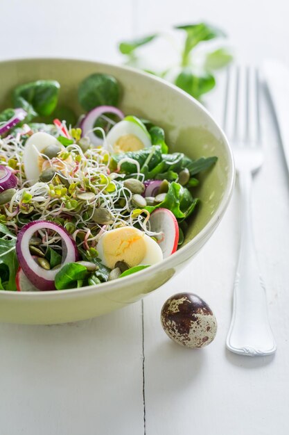 Salada verde de emagrecimento com ovo de codorna cebola e brotos