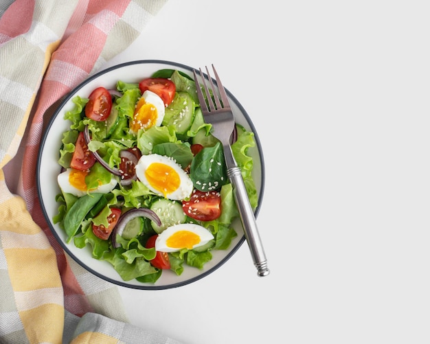 salada verde de legumes com ovo