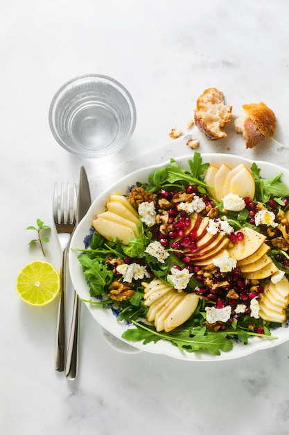 Salada Verde de Romã e Pêra com Ginger Dressing em mármore branco. café da manhã ou almoço saudável