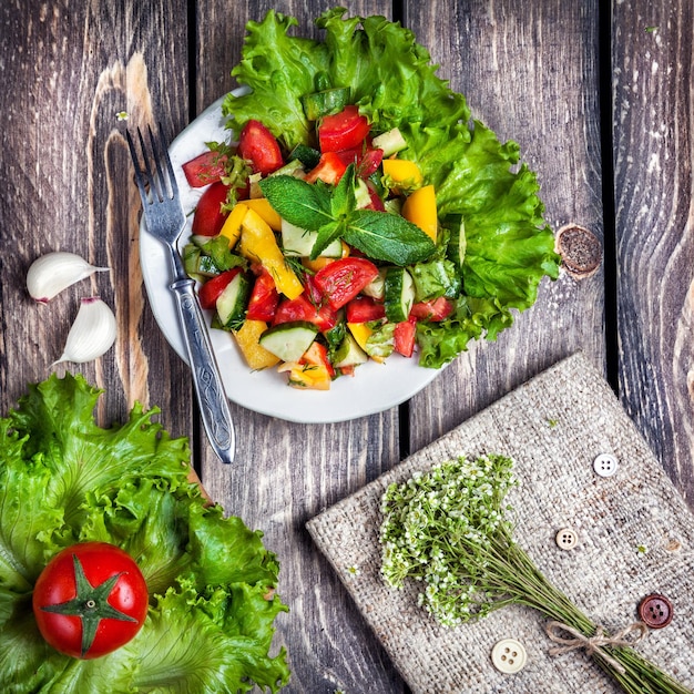 Salada verde e livro de receitas