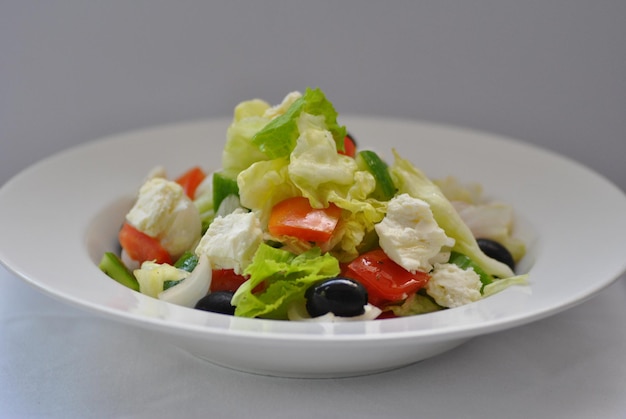 Salada verde em prato branco ou prato, salada no restaurante