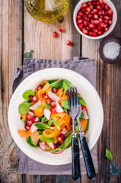 Salada verde fresca com alface de milho rabanete cenoura romã e hortelã