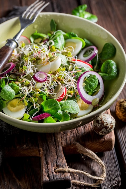 Salada verde fresca com alface rúcula e ovo de codorna