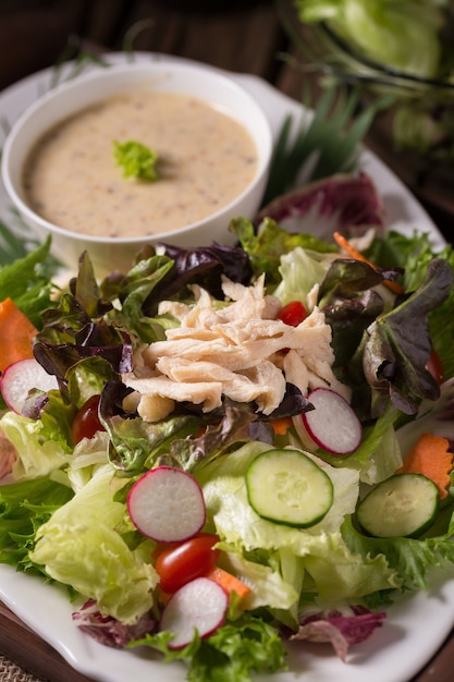 Foto salada verde fresca com frango e alface fundo fresco de verão alimentação saudável