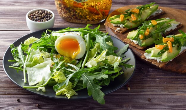 Salada verde fresca com ovo e estaladiço com queijo