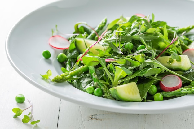 Salada verde fresca com rabanetes de espinafre e aspargos