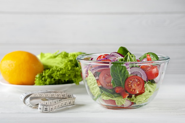 Salada verde fresca com tomate e suco de laranja Dieta alimentar