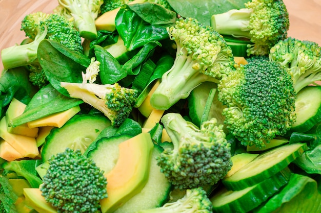 Salada verde fresca de abacate, brócolis, espinafre e pepino para desintoxicação do corpo