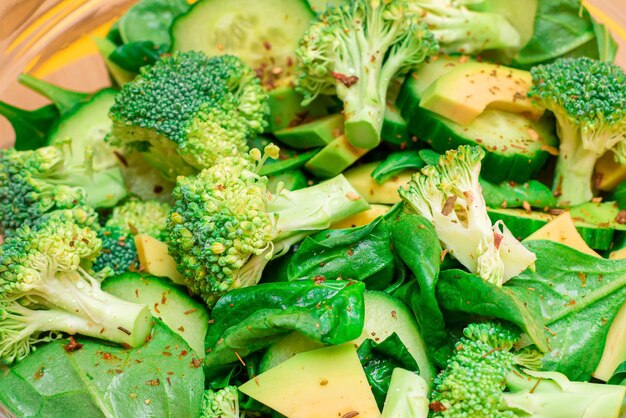 Salada verde fresca de abacate, brócolis, espinafre e pepino para desintoxicação do corpo