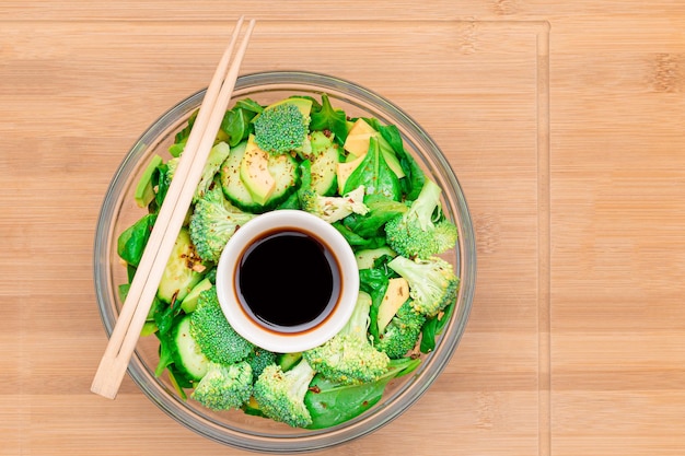 Salada verde fresca de abacate brócolis espinafre e pepino para desintoxicação