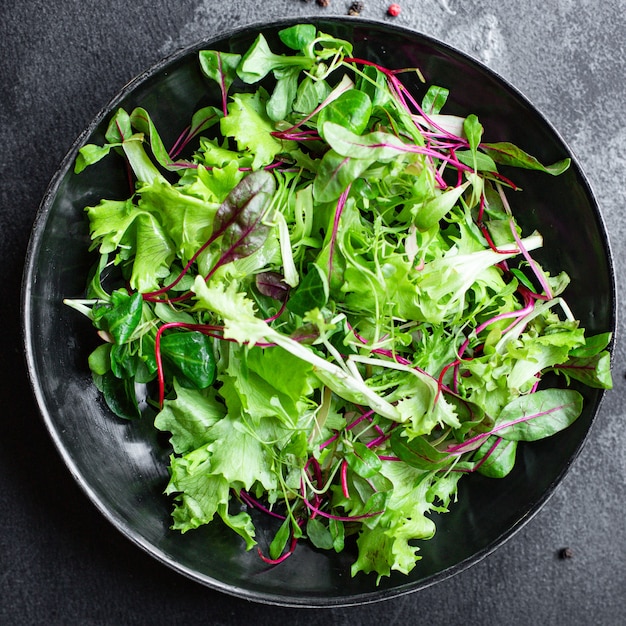Salada verde fresca de alface mistura suculenta microgreen lanche ceto ou dieta paleo na mesa saudável