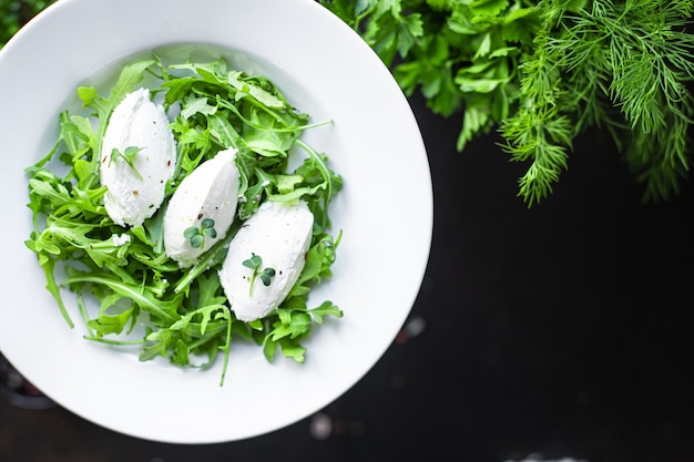 Salada verde fresca de folhas de alface com queijo e creme de quenelle