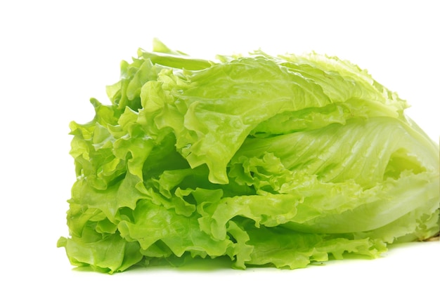 Salada verde fresca isolada no fundo branco