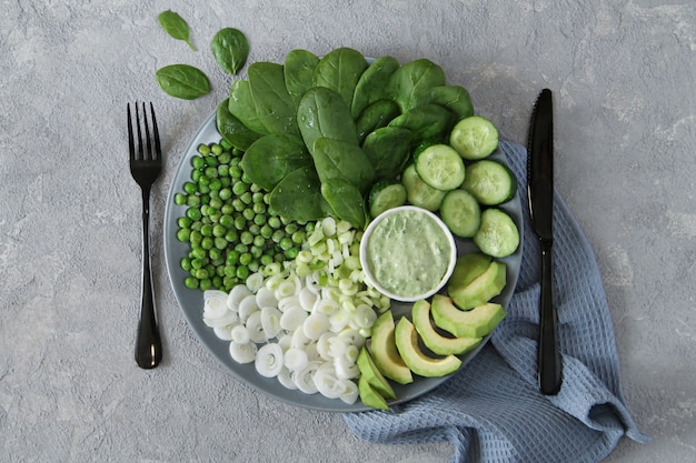 Salada verde fresca na mesa de pedra cinza