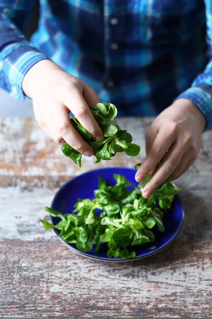 Salada verde fresca nas mãos masculinas. Purê de salada. Conceito de dieta.