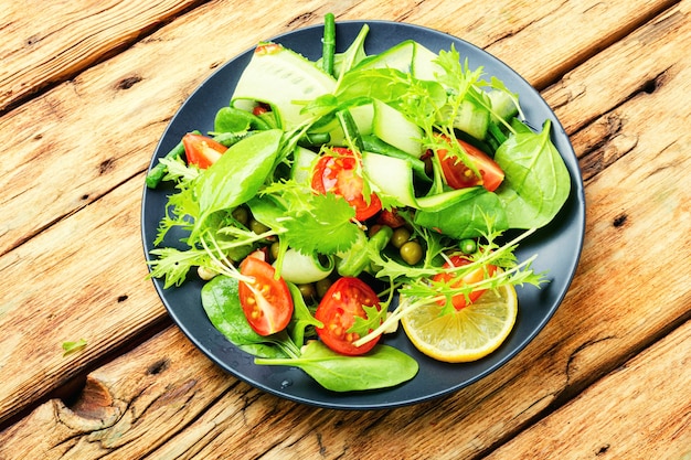 Salada verde primavera com legumes e nozes. Menu de dieta
