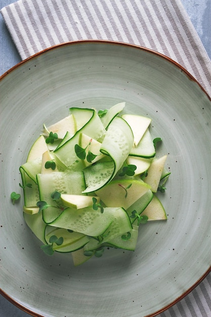 Salada verde primavera pepino com vista superior de maçã closeup sem pessoas microselen rabanete alimentação saudável salada primavera salada georgiana gazaphuli