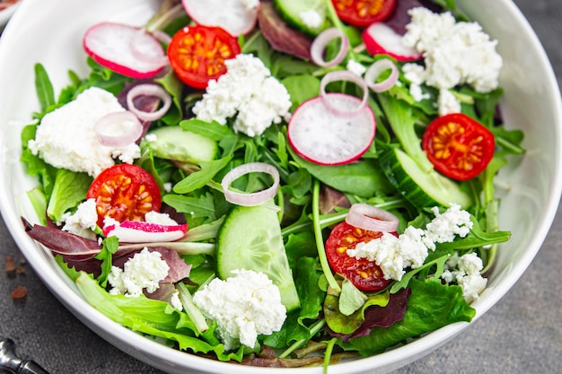 salada verde queijo e vegetais rabanete tomate pepino mistura de alface verde comida saudável refeição