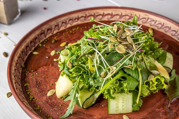 Salada verde útil vegetariana com abacate, pepino, rúcula e micro verde