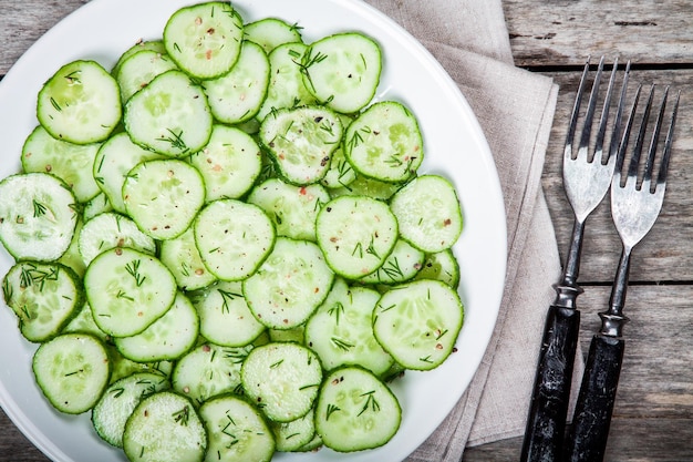 Salada verde vegetariana com pepinos orgânicos frescos e endro com azeite closeup