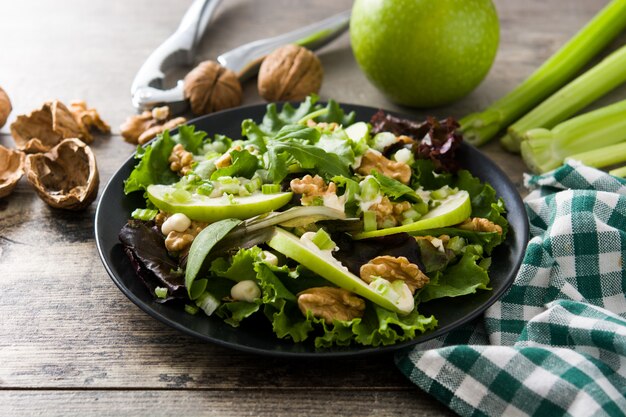 Salada Waldorf fresca com alface, maçãs verdes, nozes e cele