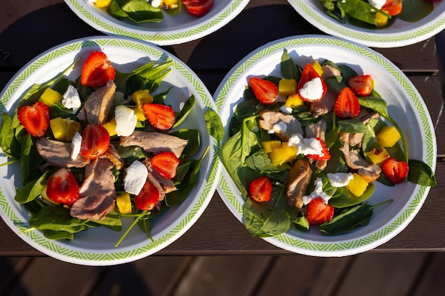 saladas com morangos em pratos na mesa