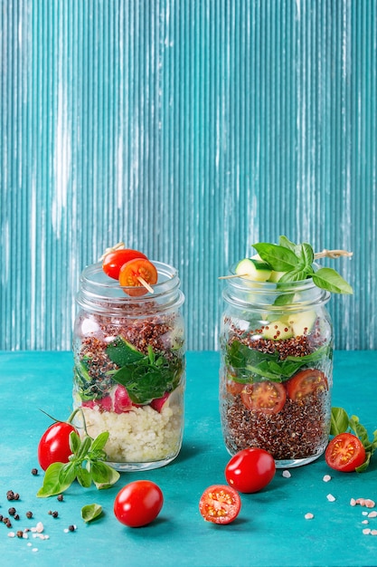 Saladas com quinoa em frascos