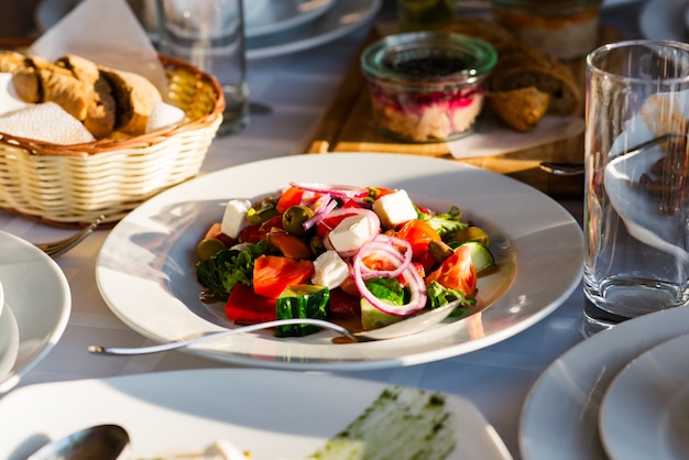 Saladas diferentes servidas na mesa comemorativa.