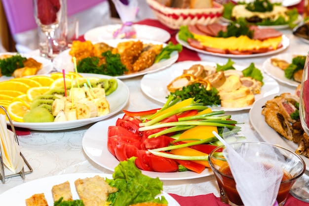 Saladas e pratos na mesa do banquete