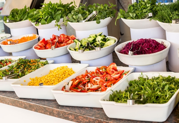 Foto saladas em buffet