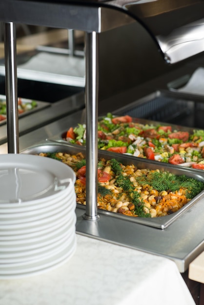 Saladas frescas em caldeiras na mesa de buffet