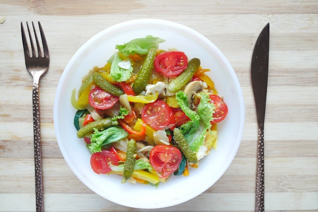 Saladeira de legumes frescos na mesa