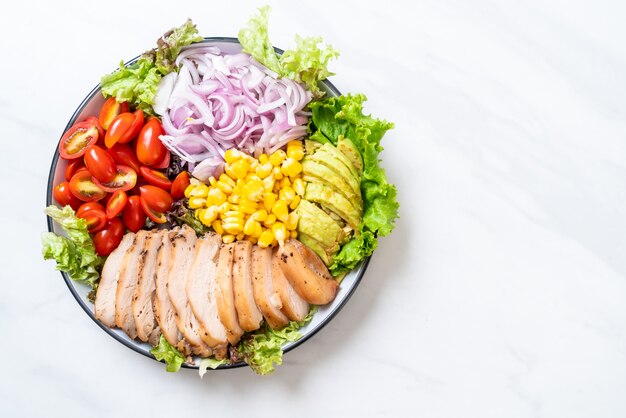 Saladeira saudável com peito de frango