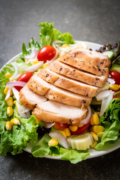 Saladeira saudável com peito de frango