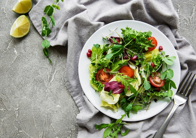 Saladeira verde fresca com tomates e microgreens