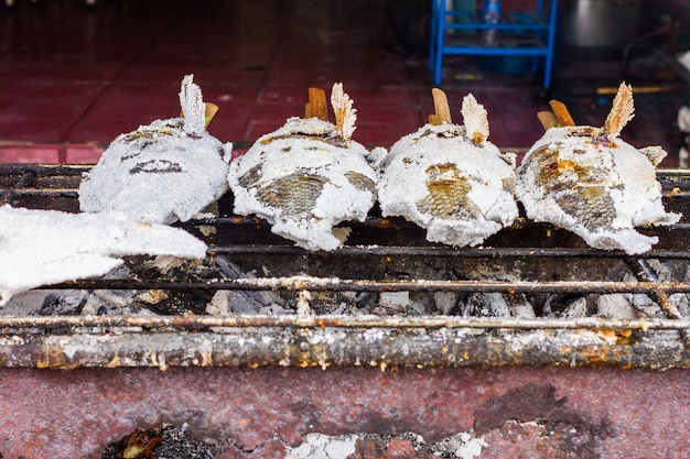 salado, parrilla, snakehead, pez, con, hierbas, comida