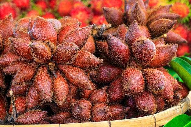 Salak, fruta tropical en el mercado.