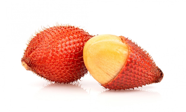 Salak de frutas con hojas aisladas en blanco