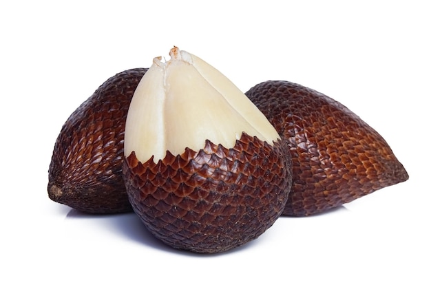 Salak ou fruta de cobra isolada em fundo branco com traçado de recorte e profundidade de campo total