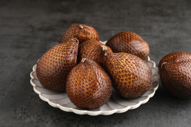 Salak ou palma espinhosa ou fruta de cobra Salacca zalacca é uma espécie de palmeira Foco selecionado