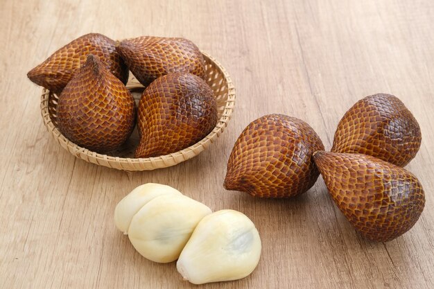 Salak ou palmeira espinhosa ou fruto da cobra (Salacca zalacca) é uma espécie de palmeira.