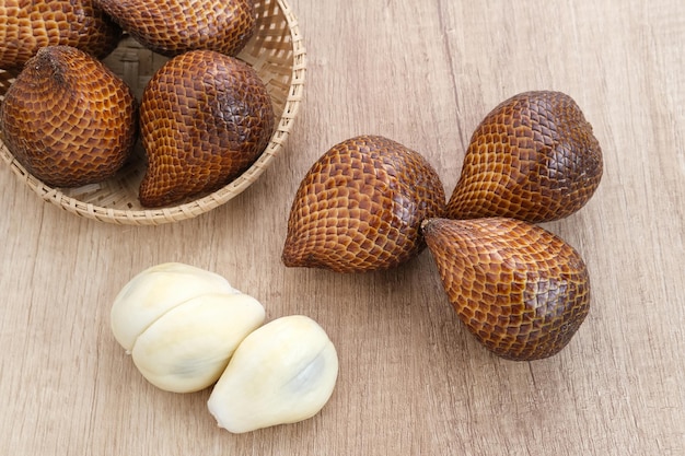 Salak ou palmeira espinhosa ou fruto da cobra (Salacca zalacca) é uma espécie de palmeira.