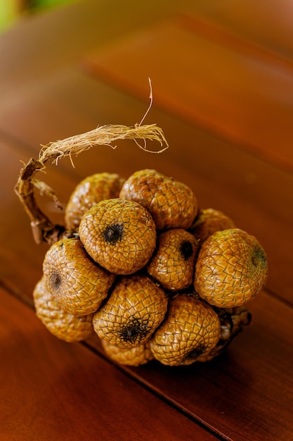 Salak selvagem na mesa de madeira