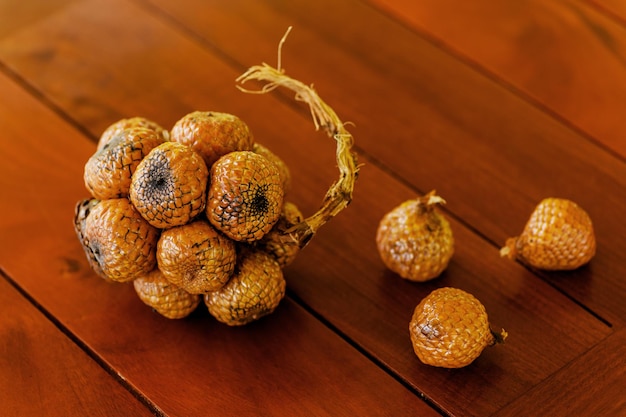 Salak selvagem na mesa de madeira