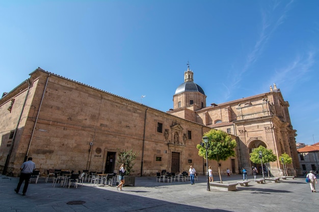 Salamanca España septiembre de 2018 vista de la iglesia de La Purisima contra el fondo de cielo azul en Salamanca