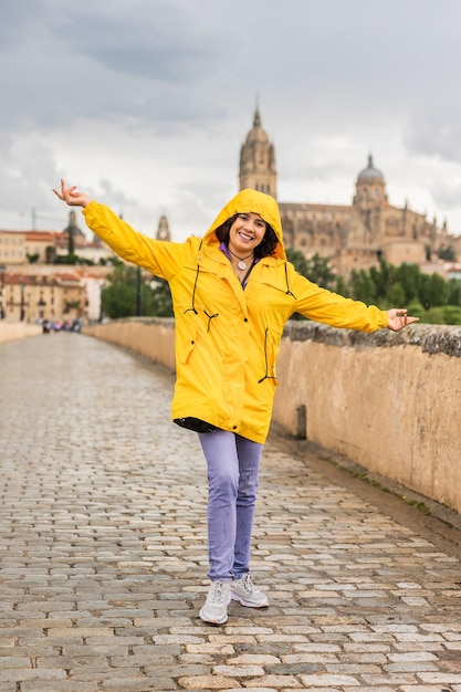 Salamanca Unesco España Castilla y León Venezuela turismo latino con hule bajo la lluvia